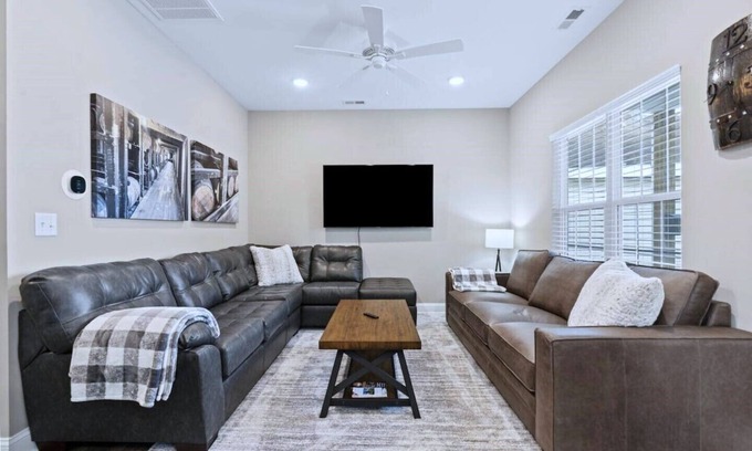 Georgetown House | Bourbon Run - HotTub/Ark 30min/Horse Park 12min/Walk Downtown/4BR Sleeps 8