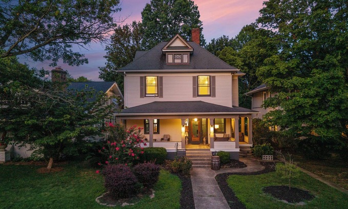 Shelbyville House | Bourbon Trail Retreat . Sleeps 10 + Hot Tub. In the Heart of the Bourbon Trail