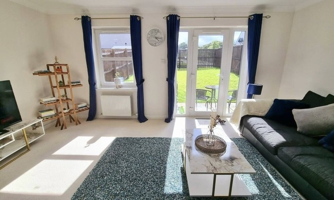 Newton Mearns House | Boutique 3-bed Home with Free Parking in Glasgow