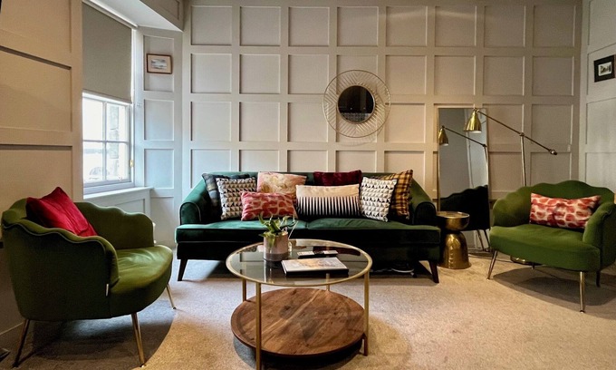 Old Town Apartment | Boutique 3-Bedroom in Grassmarket, Steps from Edinburgh Castle & Victoria St.