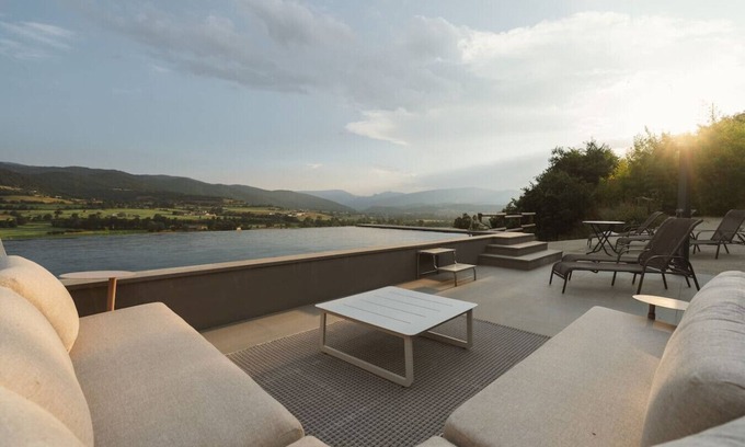 La Seu d'Urgell Apartment | Boutique Farmhouse I Views & Vineyard I Infinity Pool