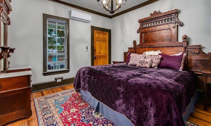 Marble Falls House | Boutique Hotel walk to Shopping/ Restaurants/ Lake
