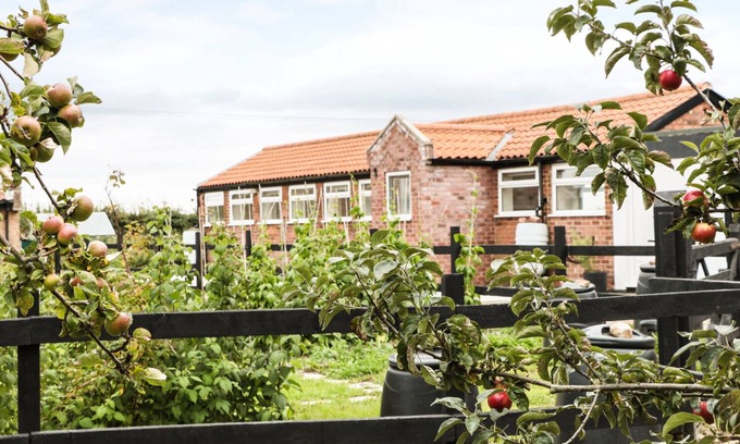 Mansfield Cottage | BOWLER YARD COTTAGE, pet friendly, with a garden in Warsop