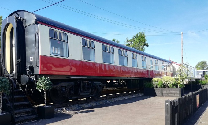 Newenden Cottage | BR MK1 Carriage - Original converted train carriage - sleeps 6 - watch steam trains 20ft away