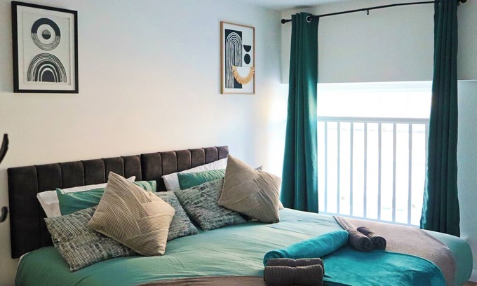 Swindon Apartment | Brand New 2-Bedroom Apartment in the heart of Swindon Old Town - Sleeps 6