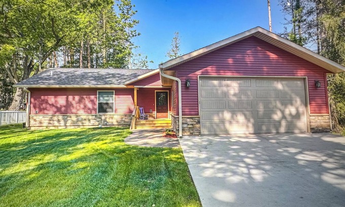 Eagle River Cottage | Brand New 3-bedroom cottage with WiFi and AC in enchanting Downtown Eagle River