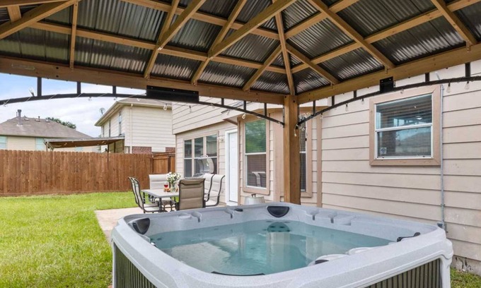 Houston House | Brand New 4Bd 2Baths Home With Hot Tub
