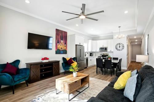 Tulane - Gravier House | Brand New 5BR, Outdoor Seating, Parking