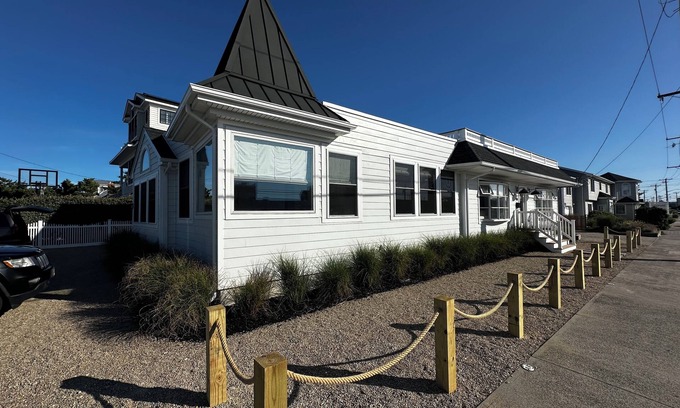 Surf City House | Brand new! Beautiful new home ocean block in the heart of Surf City.