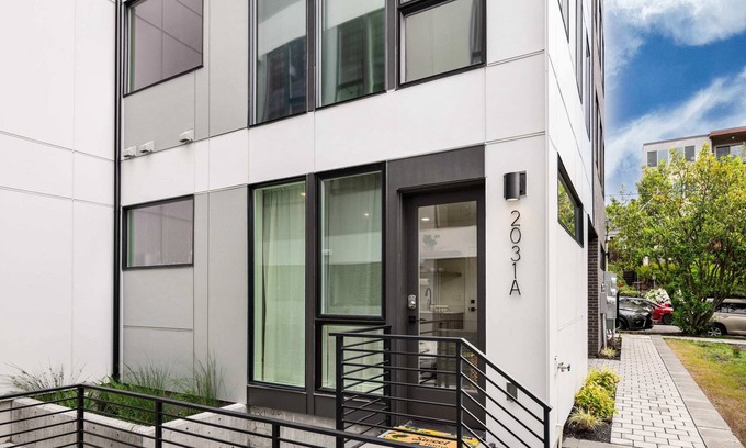 Eastlake House | Brand New Eastlake Studio - SLU, UW, Shops & Eats