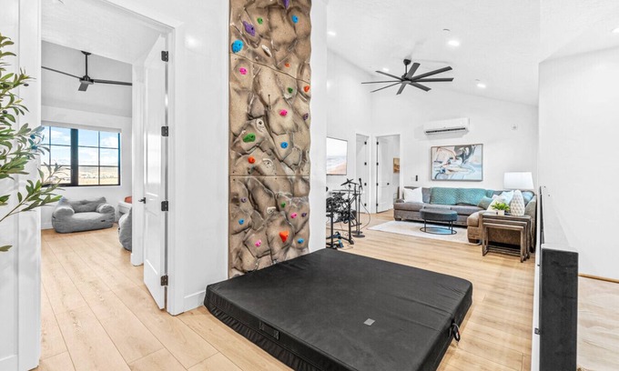 Hurricane House | BRAND NEW Havenrock! Pool Table, Spacious courtyard, Rock Wall and the best for music lovers!