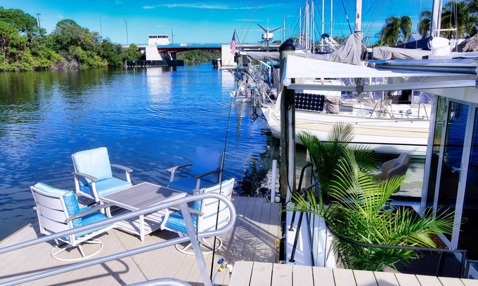 Merritt Island Boat Rental | Brand New House Boat, Stunning Views and Resort Amenities