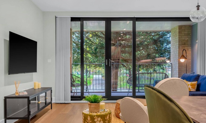 Kilburn Apartment | Brand New Luxury Apartment with Terrace Park Views