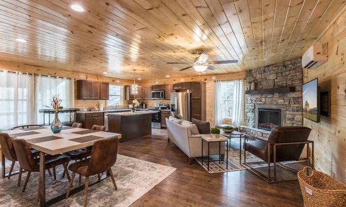 Gatlinburg - Pigeon Forge House | Brand New Luxury Cabin-Private Appalachian Retreat