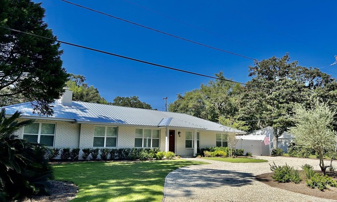 Saint Simons Heights House | BRAND NEW! ONE LEVEL! 4 BEDRMS- 3 KING BEDS! Shoppes & Dining - 7 Min to Beach!