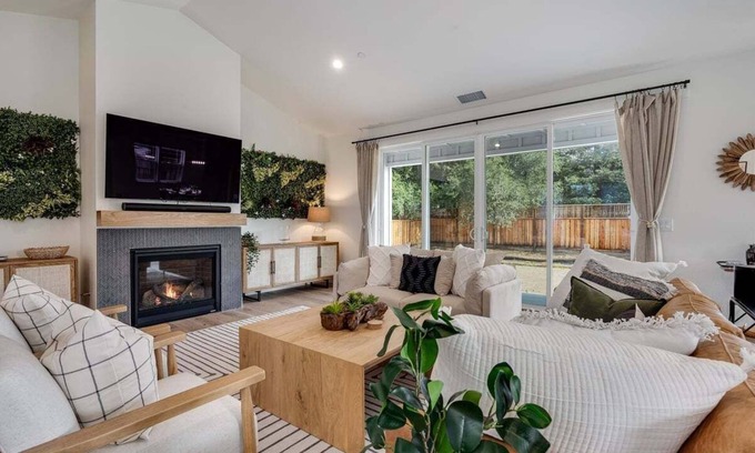 Windsor House | BRAND NEW POOL Luxury 4 bd, 7 min to Healdsburg!