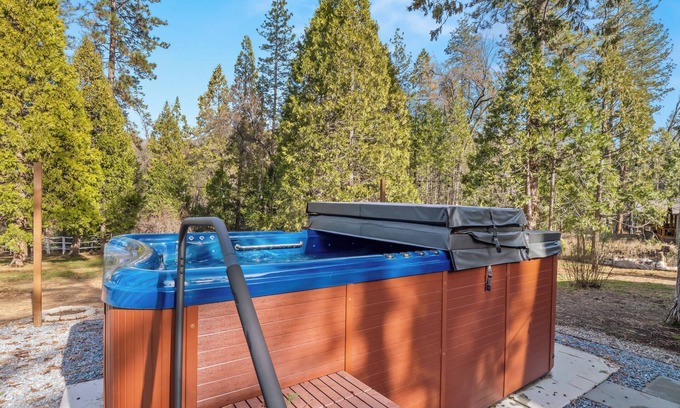 Oakhurst Cabin | Brand New Swim Spa! Game Room! BBQ! 5 Bed:3 Bath!