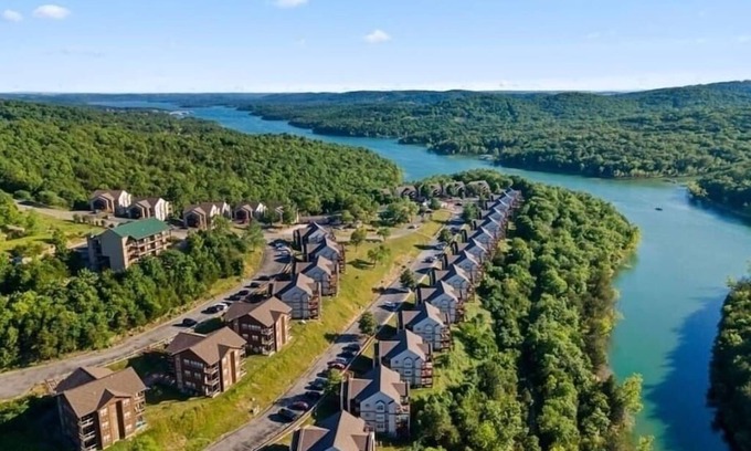Indian Point Condo | Branson, Table Rock Lake - direct access to water, Silver Dollar City - 1m