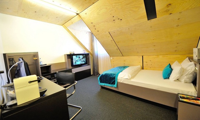 Ehingen Apartment | Brauerzimmer mit Klimaanlage, großem LCD-TV, Sky-free-to-Guest, kostenfreiem WLAN und Safe