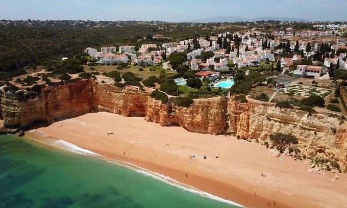 Alporchinhos Apartment | Breathe Health and Wellness with the Sea.