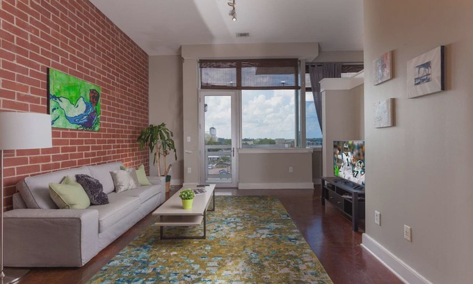 Charlotte Center City Apartment | Breathtaking City Views | Walkable | Free Parking | Central Uptown Location