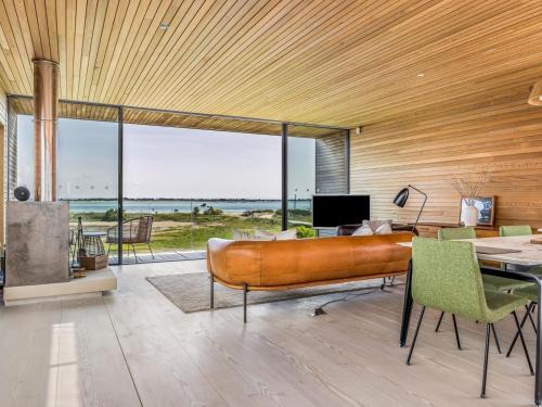 South Hayling House | Breathtaking Home with Parking Pass the Keys