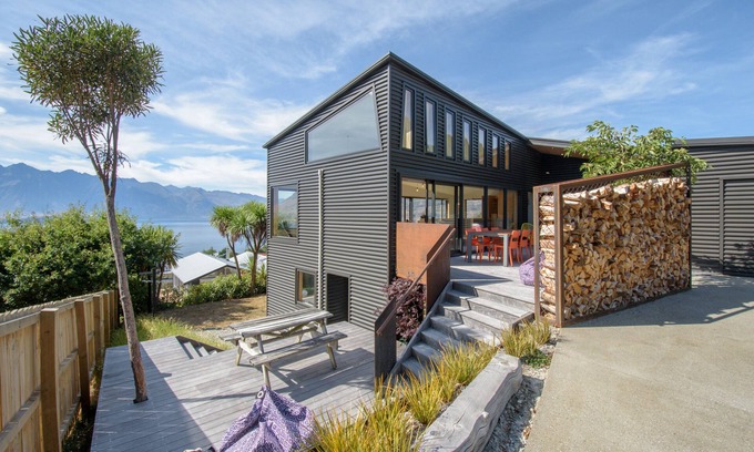 Fernhill House | Breathtaking mountain views over Lake Wakatipu