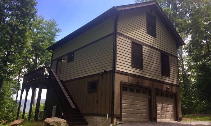 Asheville Cottage | Breathtaking Mountain View, Close to Everything yet tucked away in the woods.