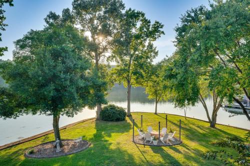 New London House | Breathtaking Views and Deck Badin Lake House!