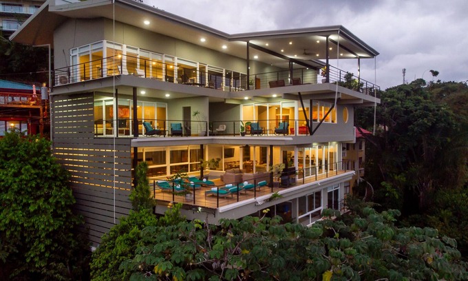 Manuel Antonio Villa | BREATHTAKING VILLA, STUNNING OCEAN/JUNGLE VIEWS, POOL, HS WIFI & MONKEYS!