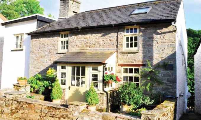 Brecon House | Brecon Mill - Three Bedroom House, Sleeps 4