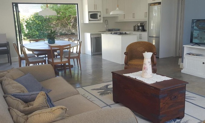 L'Agulhas House | Breeze in