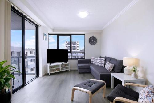Southport Apartment | Breezy Beachside - Enjoy Outdoor Fun and Relaxation