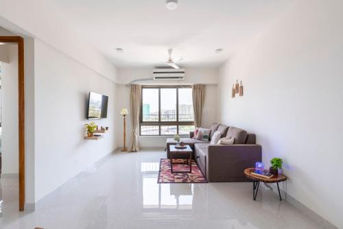 Santacruz Apartment | Breezy, Bright, Upper Floor 2bhk nr BKC & Airport