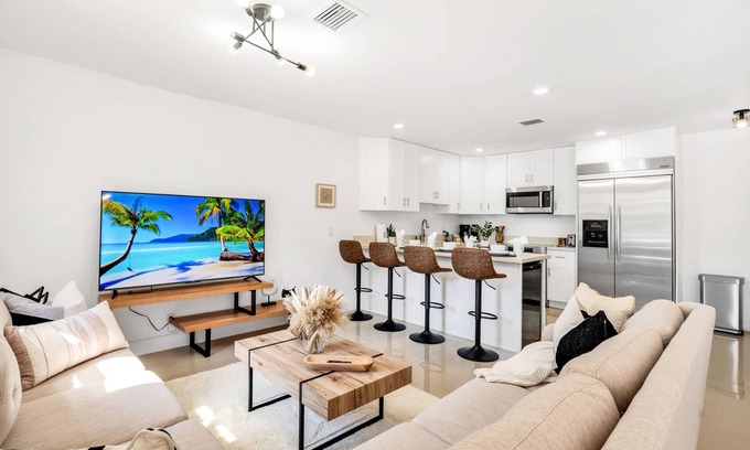 Dania Beach House | Breezy Dania Beach Proximity: Hot Tub, Remodeled & Family-Friendly, BBQ Ready Retreat