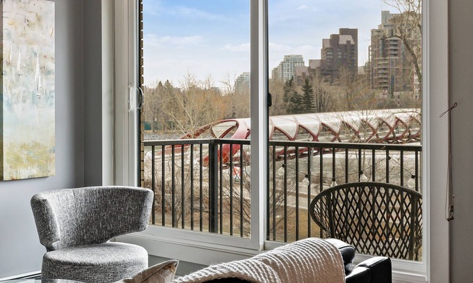 Sunnyside Condo | Bridgeview #2- 2BR condo with free parking