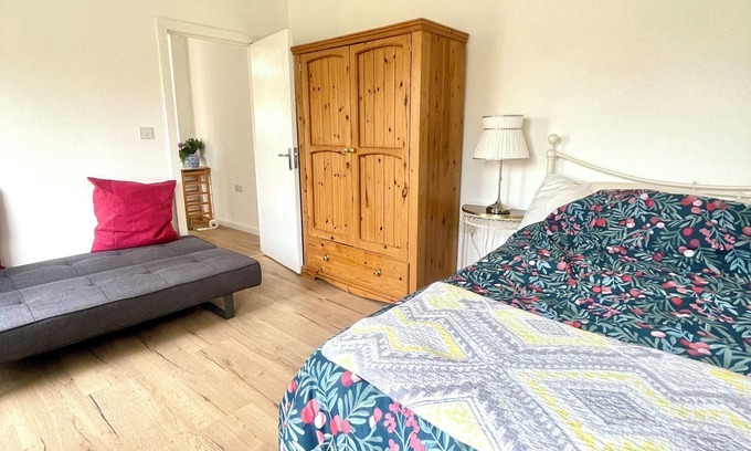 South Norwood Apartment | Bright 1 bedroom guest house retreat with free parking