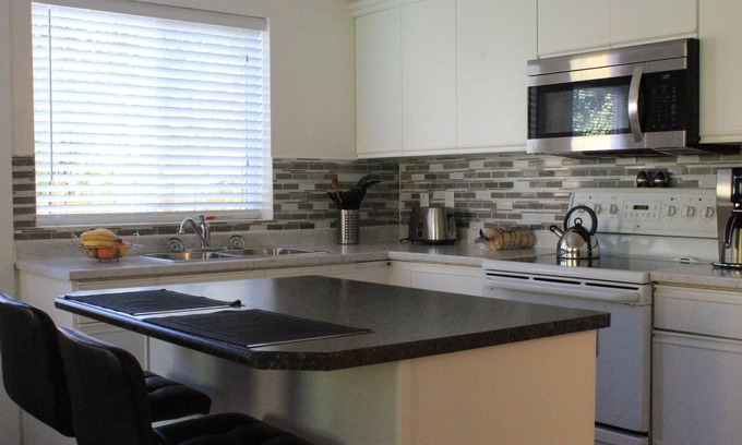 Sooke Apartment | Bright 1 bedroom suite/Self check in/Full kitchen/Wifi/Netflix/Optic TV