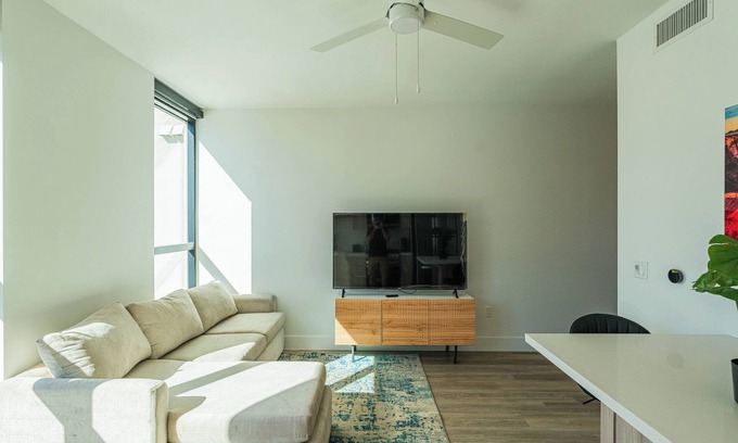 Roosevelt Apartment | Bright 1BR Haven - Pool & Gym Access + Rooftop