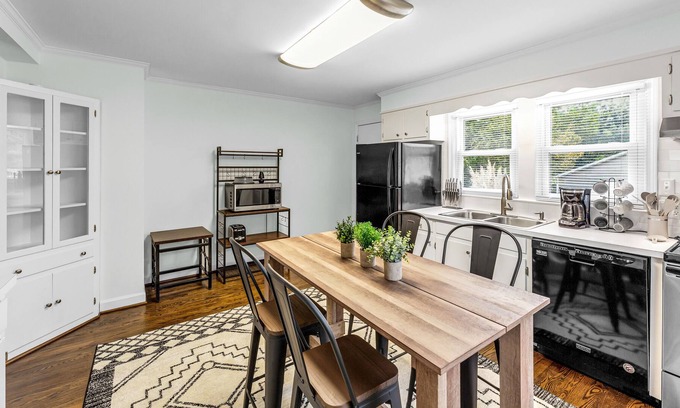 Burlington House | Bright 2 bd House, 1.5 mi to Elon University & Shops, Quiet Neighborhood!