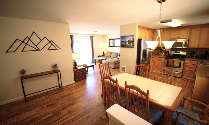 Redmond House | Bright 4-bedroom home near Airport & Bend