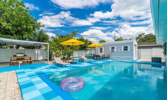 Driftwood House | Bright 4 Bedrooms with Pool and Game Room near Hard Rock