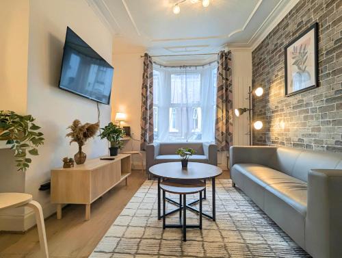 Anfield House | Bright 4br Home Near Anfield & Free Parking