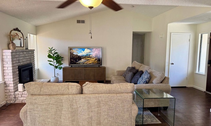Fresno House | Bright & Airy Family Retreat 3 bedroom 2 bathroom