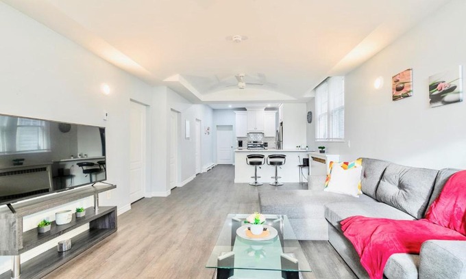 Kirkendall North Apartment | Bright and Modern 2BR Apartment with Netflix