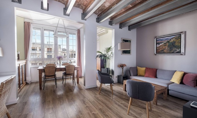 la Vila de Gracia Apartment | Bright and Quiet Duplex Apartment