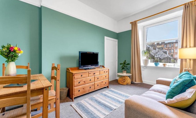 Newhaven Apartment | Bright and Quiet Edinburgh Home