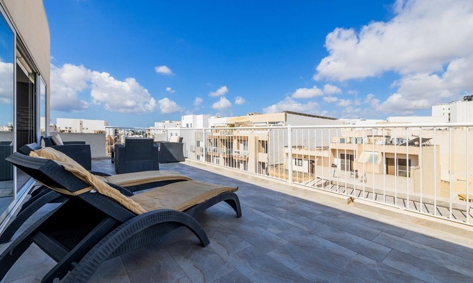 Msida Apartment | Bright and Spacious Penthouse with Large Terrace