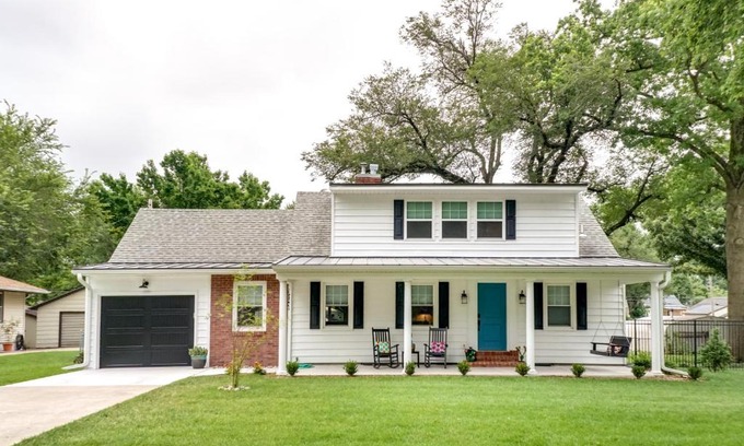 Emporia House | Bright and Sunny Getaway with Bikes 1 Mi to ESU!