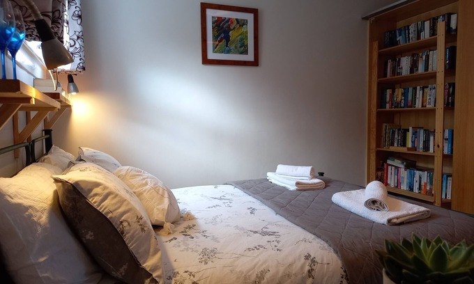 Newhaven House | Bright apartment in Charming Newhaven, Leith